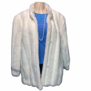 💧Vintage white faux fur short jacket Dona lucci